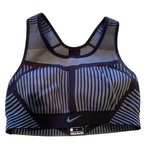 Nike Fe/Nom Flyknit Sports Bra